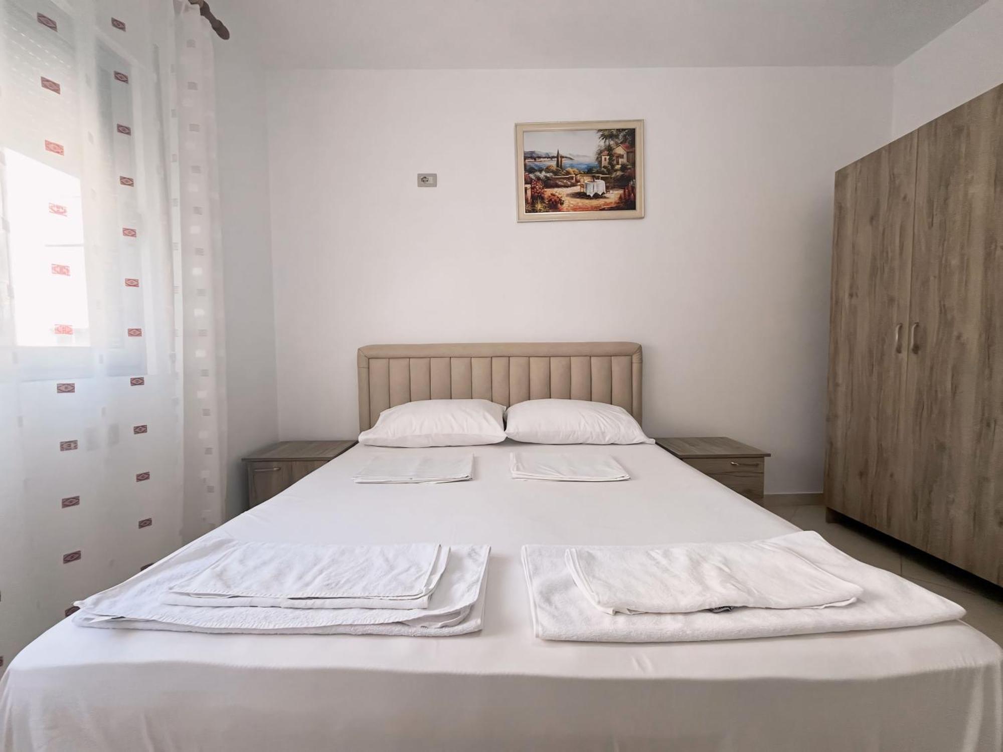 Gerald'S Central Apartments Вльора Екстер'єр фото
