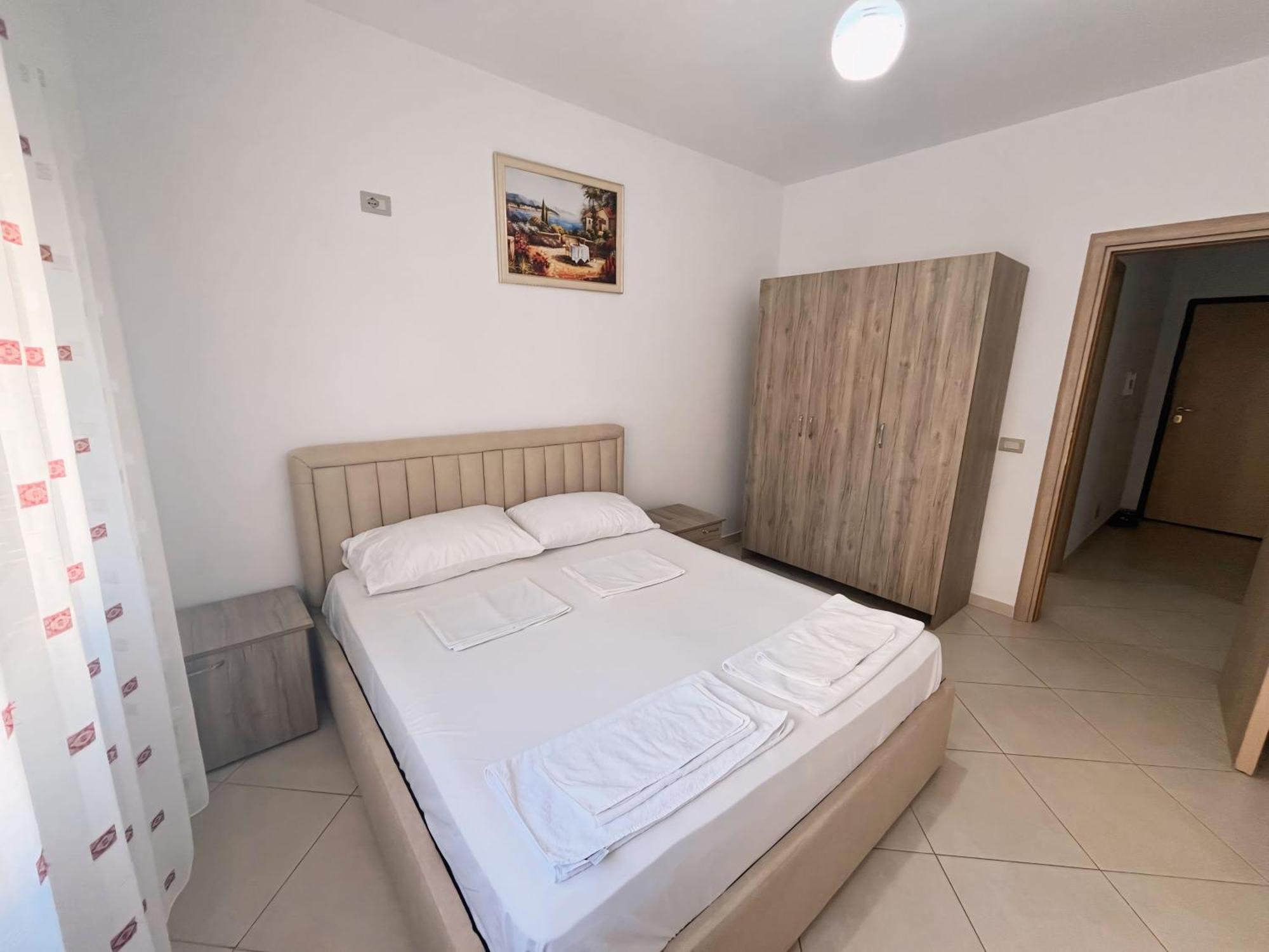 Gerald'S Central Apartments Вльора Екстер'єр фото