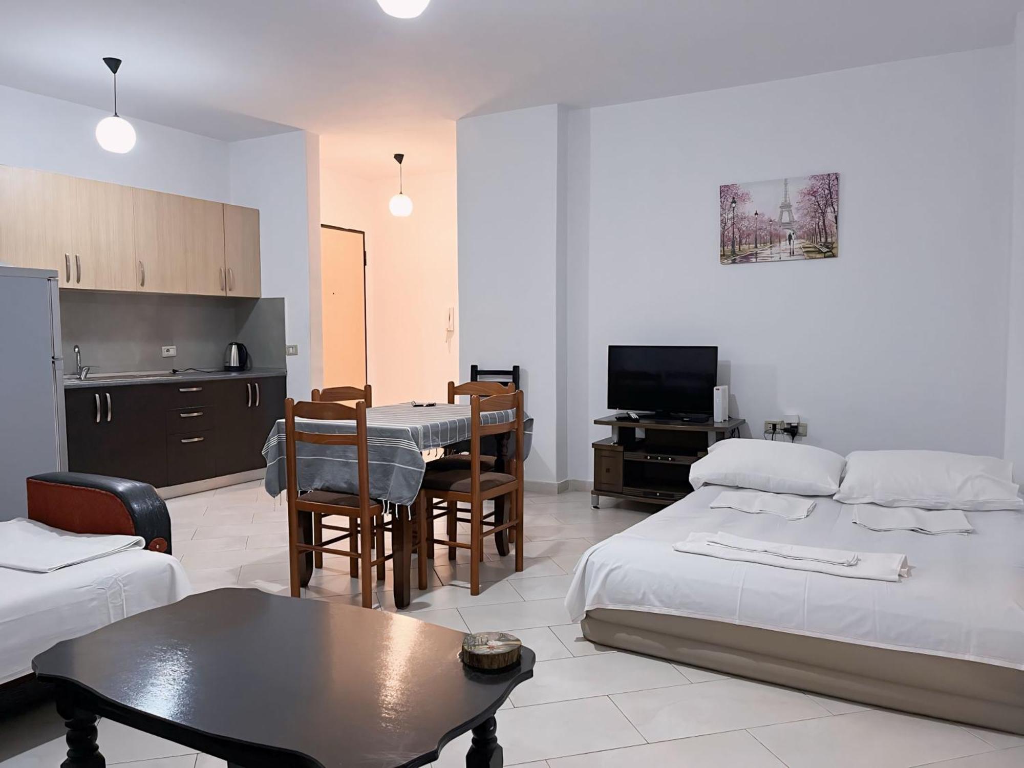 Gerald'S Central Apartments Вльора Екстер'єр фото